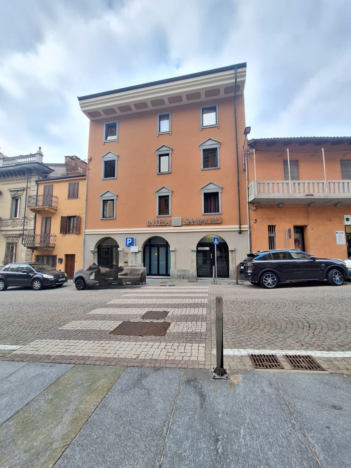 Pino Torinese - centro via Roma - appartamento con terrazzino