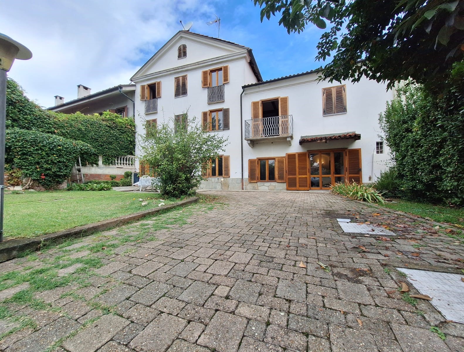 Pino Torinese - porzione di rustico da ristrutturare con giardino privato